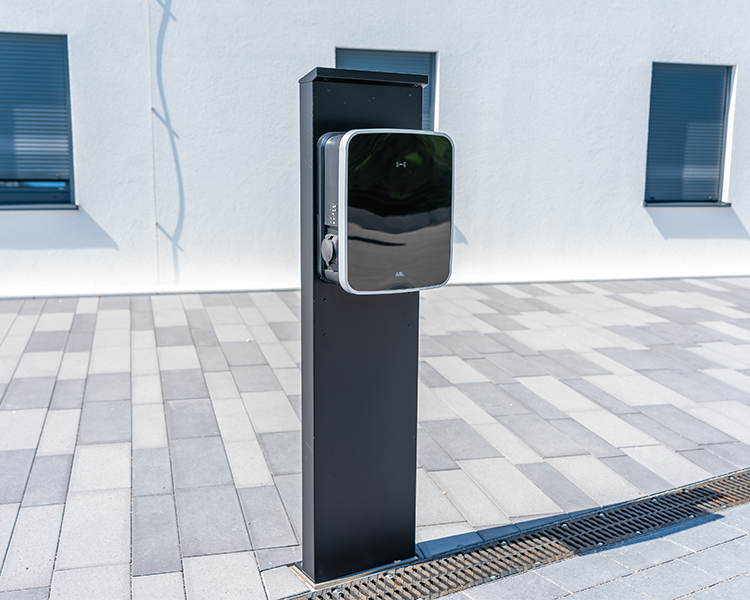 E-Ladestation vor dem Hotel