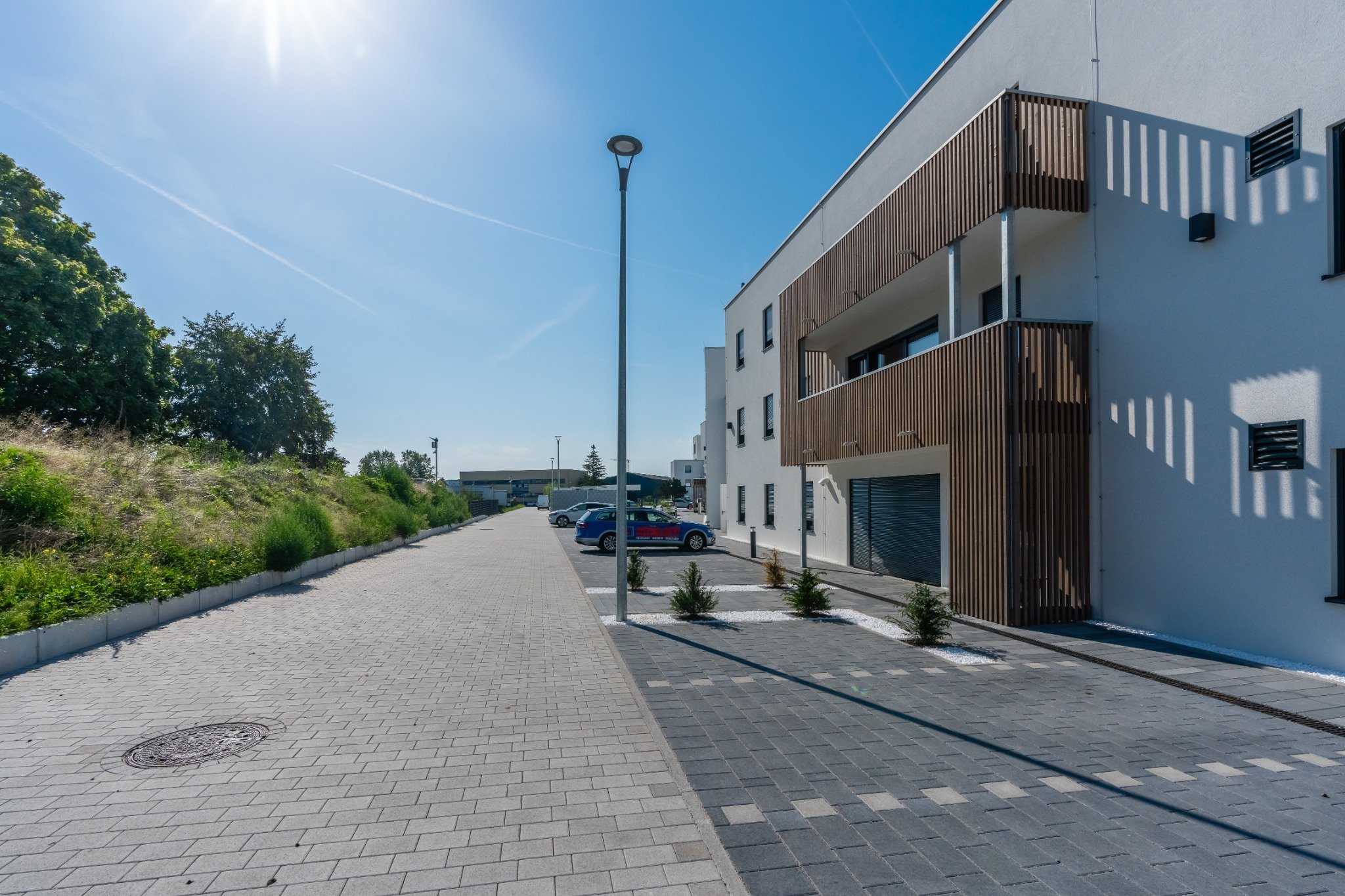 Ankunftsseite des Hotels mit Zufahrt und Parkplätzen